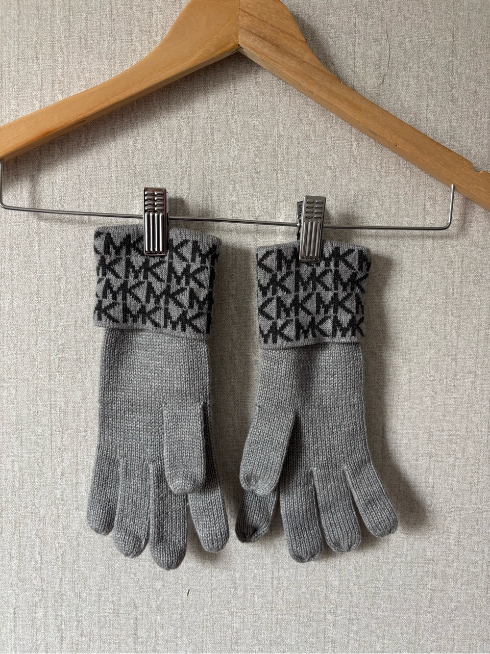 Michael Kors Gray Knit Logo Cuff Gloves - Women's